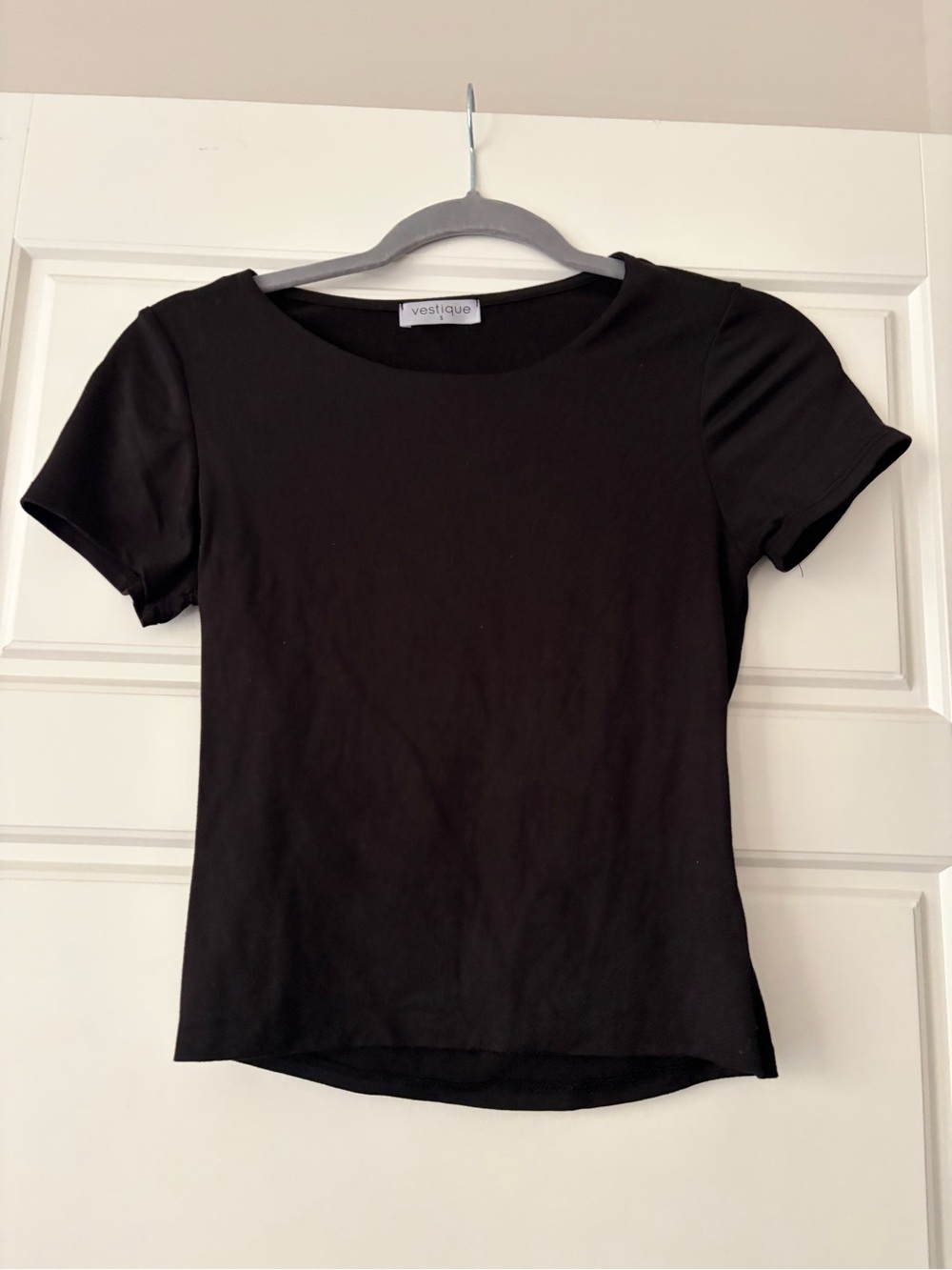 vestique Black Short Sleeve Scoop Neck Tee